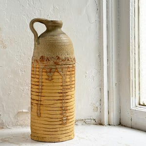 Vintage Studio Keramik Krug - 10 "geripptes Steingutgefäß, Tropfglasur, brutalistisches Wabi-Sabi-Dekor.