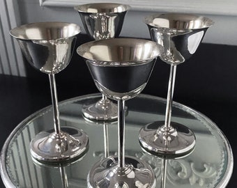 Petits gobelets vintage de Sherry/Liqueur plaqués argent.  Ensemble de quatre.