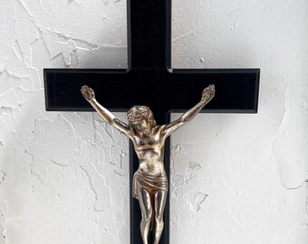 Crucifix mural vintage : christ en métal argenté.