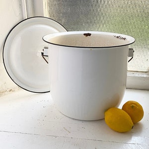 Grote rustieke emaille stock pot / ketel.  Wit met zwarte rand.