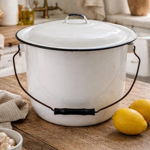 Duży, rustykalny garnek/kocioł emaliowany. Biały z czarnym wykończeniem.