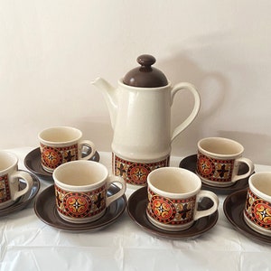 Vintage kaffeservis. Sadler stengods med kant i missionmönster från mitten av århundradet. Retro köksinredning från 70-talet.