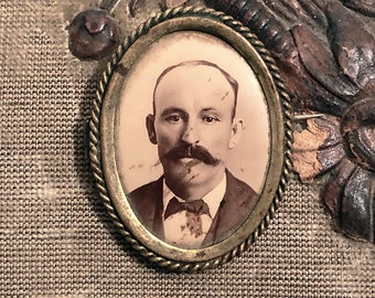 Victorian Mourning photo brooch.