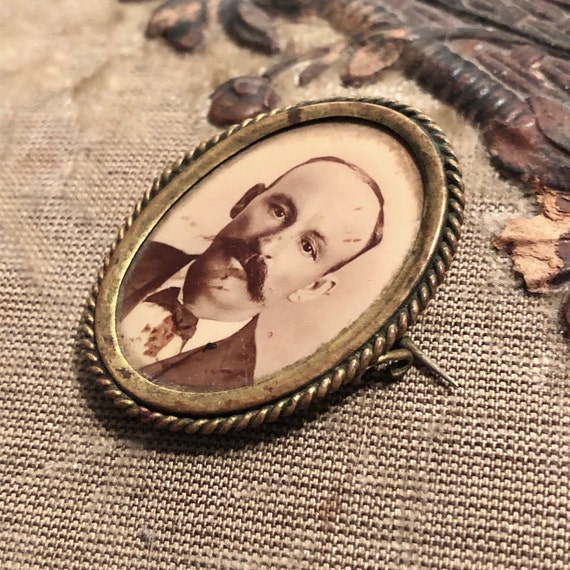 Victorian Mourning photo brooch. - image 2