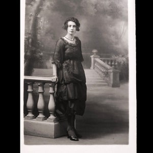 Carte antique de photo d’une dame.  1923