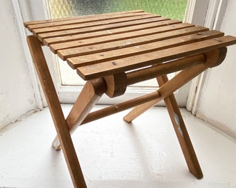Tabouret pliant vintage en bois.