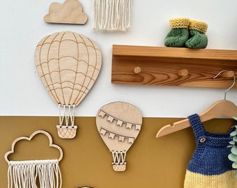 Decoración de pared con globos aerostáticos y nubes