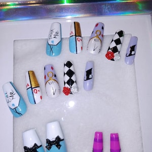 Wonderland | Full Set of Press On Nails