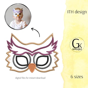 Puede incluir: Un diseño de bordado de máscara de búho en seis tamaños. La máscara es beige con detalles morados y ojos negros. El diseño es adecuado para el bordado a máquina.