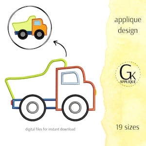 Puede incluir: Un diseño de bordado digital de un camión de volteo de dibujos animados con una caja verde, una cabina naranja y ruedas grises. El diseño está disponible en 19 tamaños.