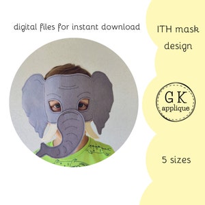 Può includere: Una maschera di elefante in feltro grigio con zanne in feltro bianco. La maschera è progettata per i bambini ed è disponibile in cinque misure. Il testo "ITH mask design" e "GK applique" è visibile nell'immagine.