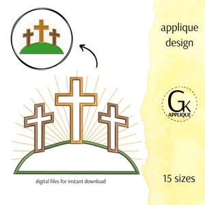 Op de afbeelding: Drie gouden kruisen op een groene heuvel met een zonneschijn erachter. De kruisen zijn omrand met bruin. Dit is een digitaal borduurpatroon dat beschikbaar is in 15 maten.