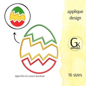Könnte beinhalten: Applique-Design eines gebrochenen Ostereis mit grünen, gelben und roten Umrissen. Das Design ist in 16 Größen erhältlich. "Gk Applique" steht in einem Kreis unten rechts.