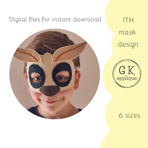 Könnte beinhalten: Ein Kind trägt eine beige Filztiermaske mit schwarzen Augen und einer braunen Nase. Die Maske hat zwei große Ohren mit orangefarbener Naht. Der Text "ITH mask design GK applique 6 sizes" ist im Hintergrund sichtbar.