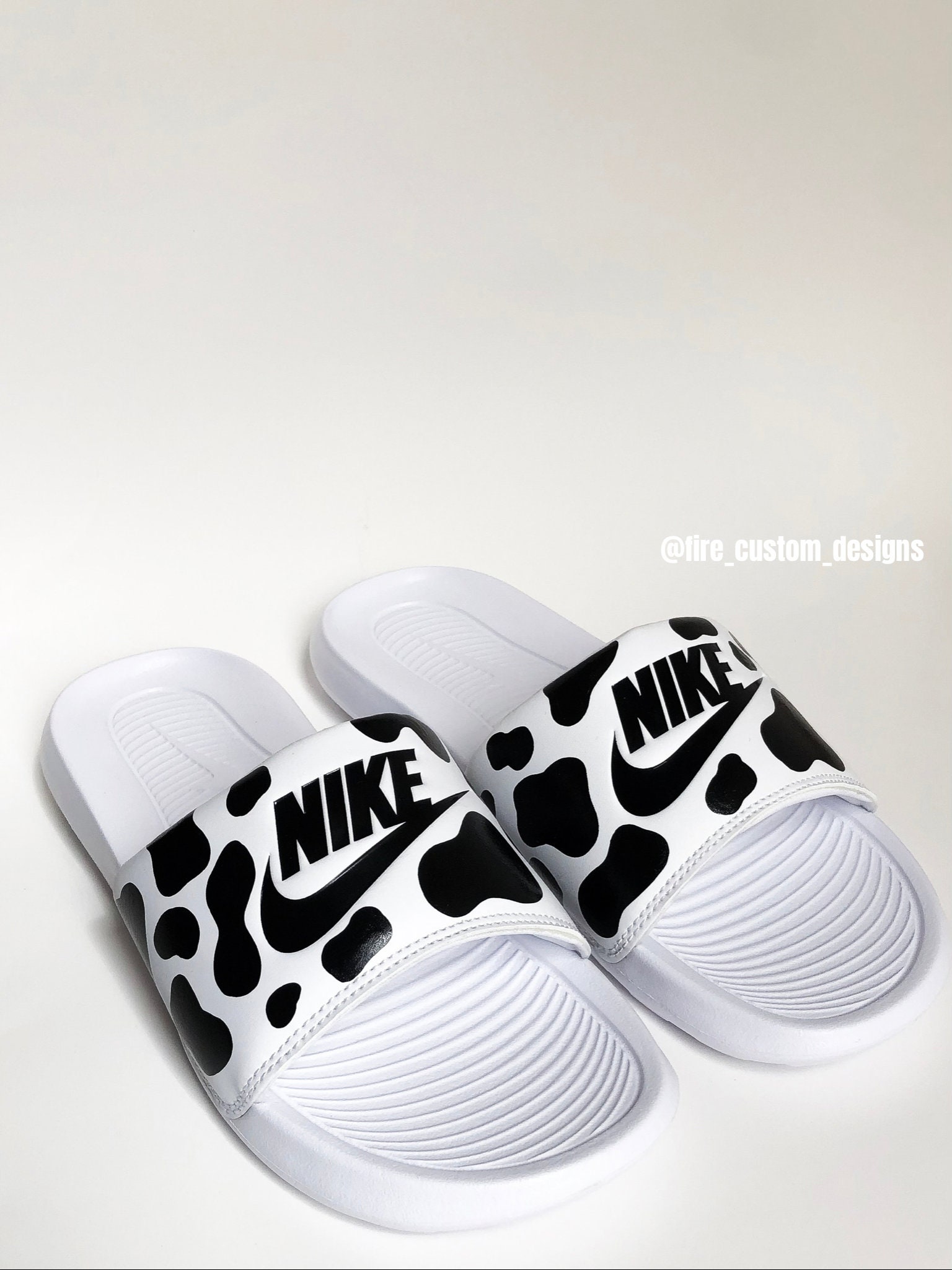 manual terminar Parte Custom Cow Print Nike Victori Slides - Etsy