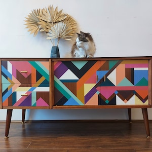 MADE TO ORDER Maßgeschneiderte handgemalte geometrische Design Mitte des Jahrhunderts Sideboard Credenza.
