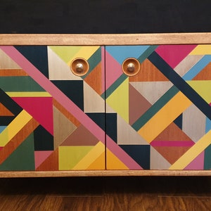HECHO A PEDIDO Mueble de mediados de siglo con diseño geométrico pintado a mano a medida, decoración del hogar a medida, solución de almacenamiento, aparador retro