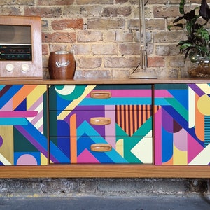 MADE TO ORDER, maßgeschneidertes geometrisches Sideboard, handgemaltes modernes Design, einzigartige Aufbewahrungslösung, anpassbares Sideboard für ein stilvolles Zuhause.