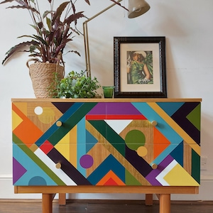 MADE TO ORDER, Maßgeschneidertes handgemaltes geometrisches Design, Mid Century-Schrank, Maßgeschneiderte Wohndekoration, Aufbewahrungslösung, Retro-Sideboard