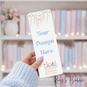 Può includere: Segnalibro bianco con la scritta "Your Design Here" in azzurro. Il segnalibro presenta illustrazioni floreali e di libri. La parte superiore presenta un disegno di viti verdi e fiori rosa. Il logo Roxy's Bubble si trova in basso a destra.