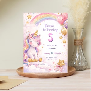Può includere: Un invito di compleanno stravagante con un unicorno, un arcobaleno e palloncini. L'invito dice "Emma compie 5 anni" e include la data, l'ora e il luogo della festa. Il design è in morbidi colori pastello.