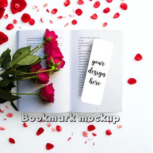 Può includere: Libro aperto con un segnalibro con la scritta "your design here". Petali di rose rosse e un bouquet di rose rosse circondano il libro. Le parole "Bookmark mockup" sono in basso.