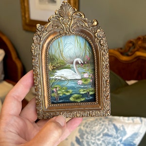 Cygne sur un étang, nénuphars, nénuphars, mini impression d'art encadrée