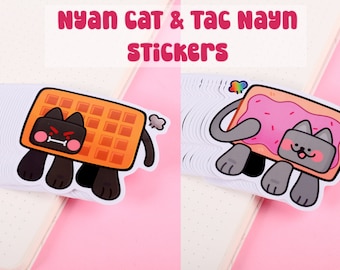 Puede incluir: Dos pegatinas de gato, una con una galleta waffle y la otra con una pop tart rosada con glaseado. El texto "Nyan Cat & Tac Nyan Stickers" está en la parte superior de la imagen.
