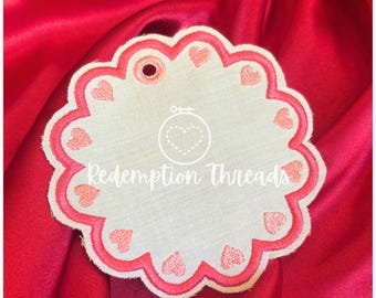 ITH Scalloped Circle Bag Tag Hearts Embroidery Design, Valentines Day design, Machine Embroidery Name Tag, In the hoop Valentines Day Tag