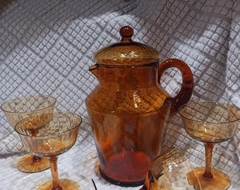 Magnífico juego de UTILITY GLASS WORKS: jarra ámbar con tapa y 4 copas ámbar de cristalería de Lonaconing, Maryland, de la década de 1920. ¡Juego perfecto!
