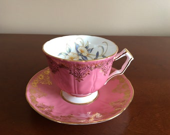 Aynsley Rose et Or crocus en forme de tasse de thé en porcelaine d’os fin avec saucer assortie