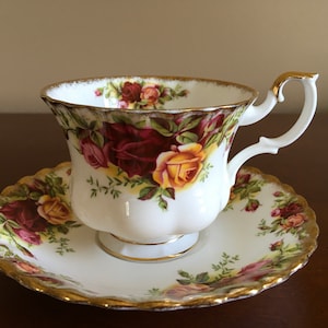 1 of 3 Classic Royal Albert Old Country Roses fine bone china Tea cup with matching Saucer