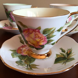 1 Vintage Roslyn Weizencroft Rosen Peace feines Knochen China Teetasse und Untertasse