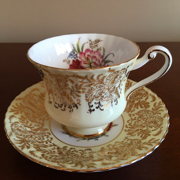 Tasse à thé et soucoupe Paragon Yellow and Gold Scroll Carnations