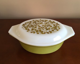 Vintage Pyrex Avocado Green Verde casserole dish with matching lid , 043 1.5 quart