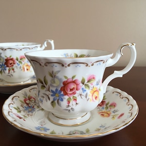 1 von 2 Vintage Royal Albert Jubilee Rose Feinknochen Porzellan Teetasse mit passender Untertasse