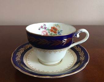 vintage Aynsley Cobalt Blue avec or et motif floral tasse en os fin avec soucoupe assortie