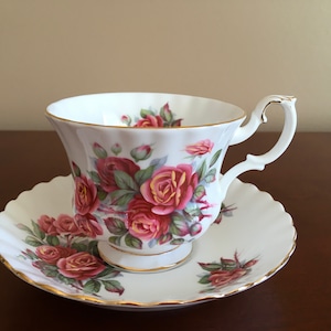 1 sur 4 Royal Albert Centennial Rose fine bone porcelaine Tasse de thé avec soucoupe assortie