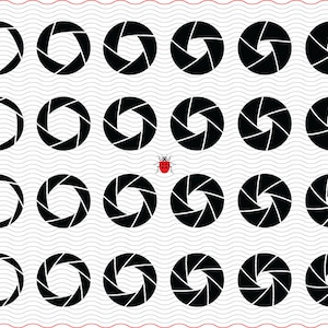 Può includere: Un motivo di diaframmi di fotocamera neri in varie fasi di apertura, disposti in righe e colonne. È presente una piccola coccinella rossa. Lo sfondo presenta un motivo ondulato.