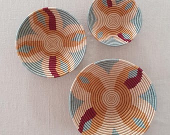 Cesta de parede trançada de Ruanda: decoração com flores de sisal creme e azul