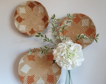 Cesta de Ruanda - Pétalas Laranja e Brancas | Cesta de Parede | Decoração de Parede | Cesta Trançada | Decoração de Parede em Cesta | Cesta Boho