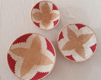Cesta de Ruanda com Flores Vermelhas: Decoração de Parede em Tecido