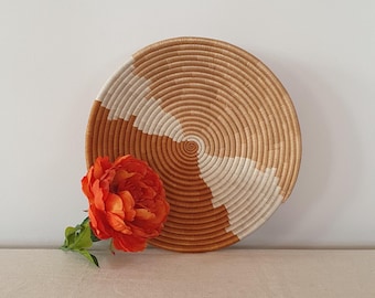 Cesta de Ruanda feita à mão: decoração de parede abstrata em tecido creme