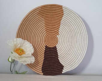 Cesta de Ruanda feita à mão: decoração de parede abstrata marrom