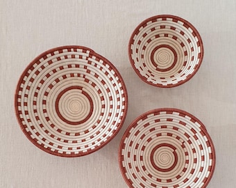 Cesta de Ruanda feita à mão: decoração de parede em tecido laranja queimado e creme