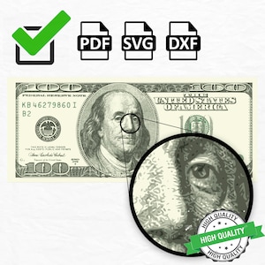 Könnte beinhalten: Eine Nahaufnahme eines 100-Dollar-Scheins mit einer Lupe, die ein verstecktes Bild eines Löwenkopfes enthüllt. Der Schein zeigt ein Porträt von Benjamin Franklin und den Text "United States of America".