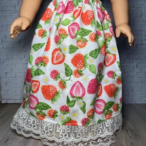 18-Zoll-Puppenkleidung - Langer Erdbeer-Print Cottagecore Belaubter Weißer Maxi-Rock mit Spitzensaum