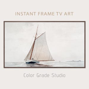 Könnte beinhalten: Aquarellmalerei eines Segelbootes auf dem Wasser, mit einem hellgrauen Himmel. Das Boot hat ein weißes Segel und einen braunen Mast. Das Bild ist in einem braunen Rahmen eingefasst. Der Text oben lautet "INSTANT FRAME TV ART" und unten "Color Grade Studio".
