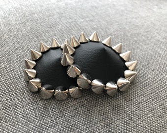 Schwarze Kunstleder Burlesque Pastie Nippie Cover mit silbernen Spikes Nieten