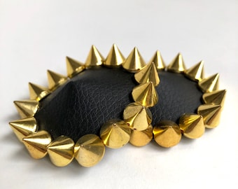 Schwarze Kunstleder Burlesque Pastie Nippie Cover mit goldenen Spikes Nieten